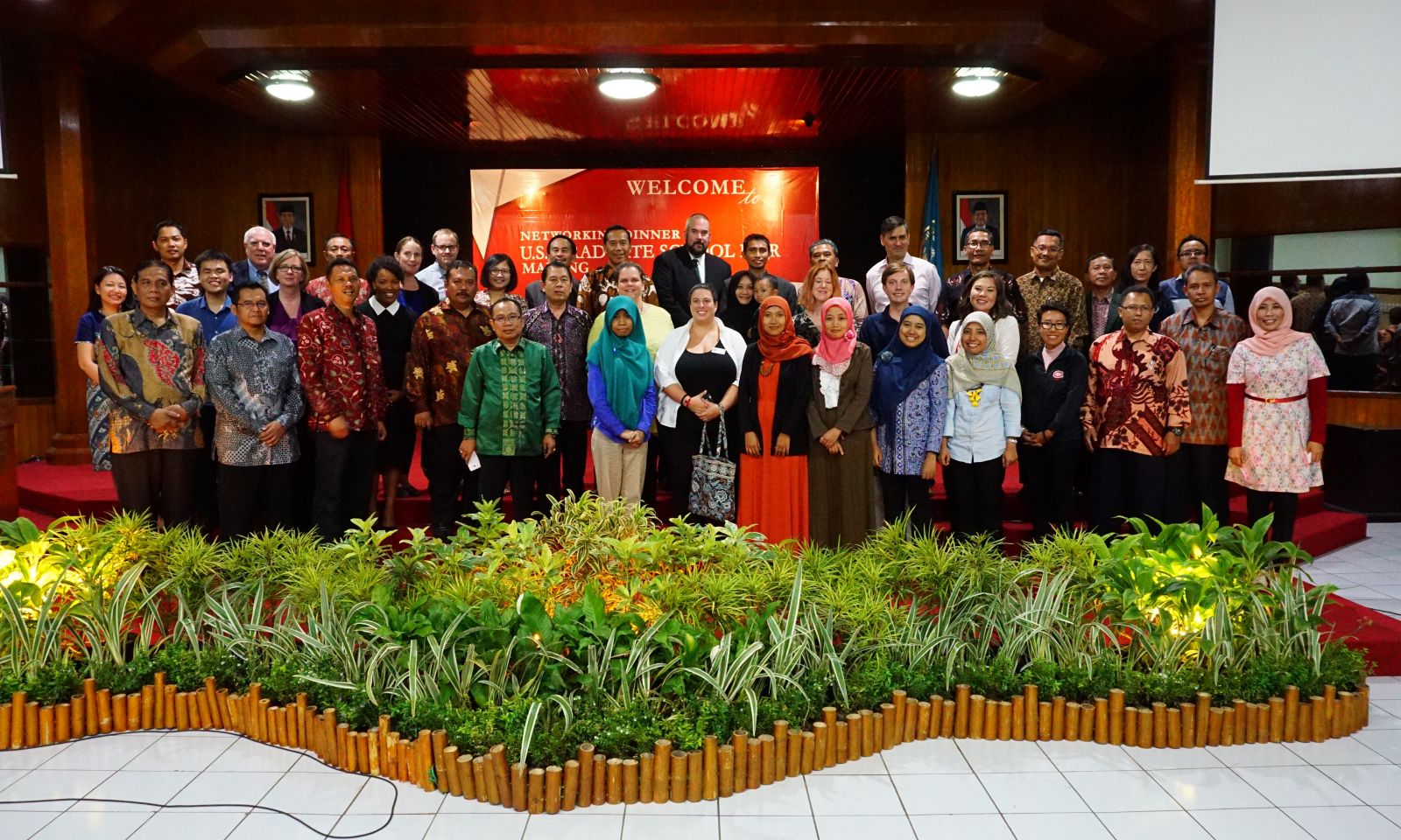 Delegasi PTM dan sejumlah universitas di AS berfoto bersama selepas networking dinner. بعد أن